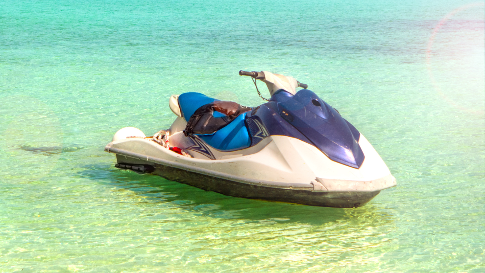 Bild: En vitblå vattenskoter ligger i vatten. Syfte: Visa att man kan ha NorthTracker stöldskydd i en vattenskoter