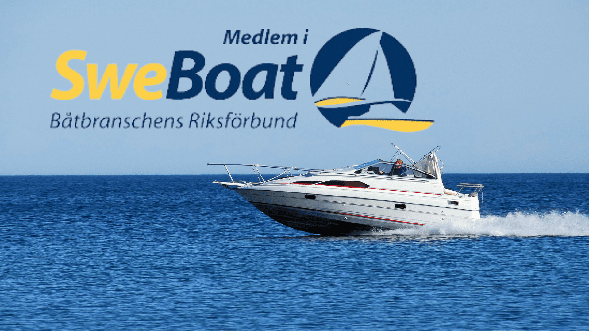 En bild på en vit båt och Sweboats logotyp