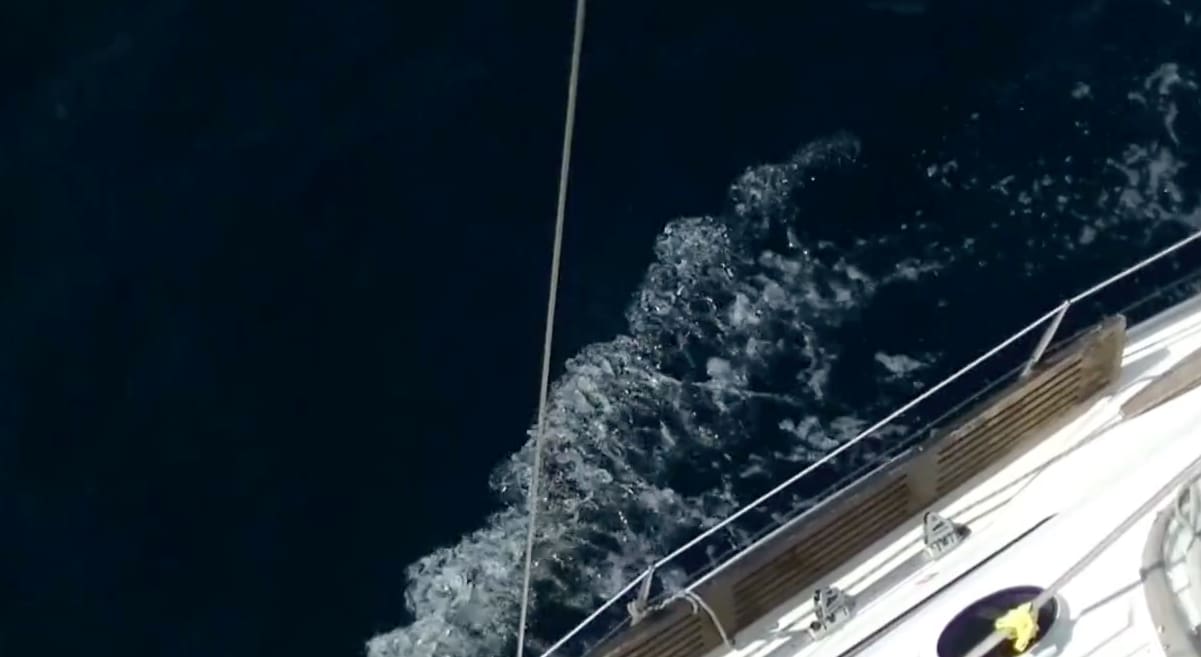 En bild tagen på sidan av en segelbåt