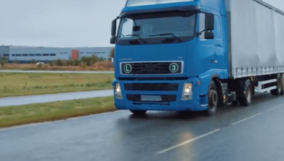 Bild: En blå lastbil Syfte: Illustrera att man kan spåra en lastbil med NorthTracker stöldspårning