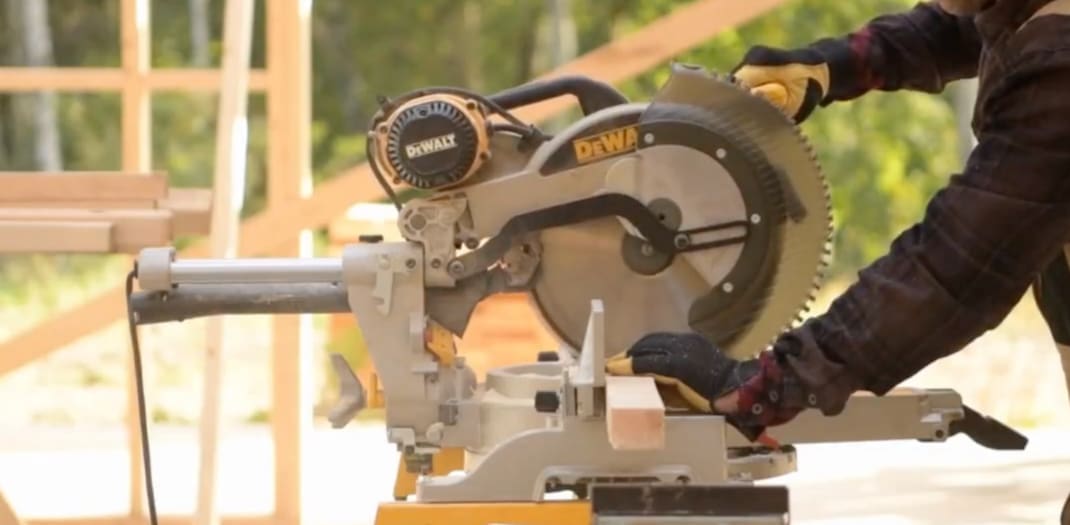 Bild: En person som använder en cirkelsåg Syfte: Illustrera att man kan spåra verktyg med NorthTracker utrustningskontroll