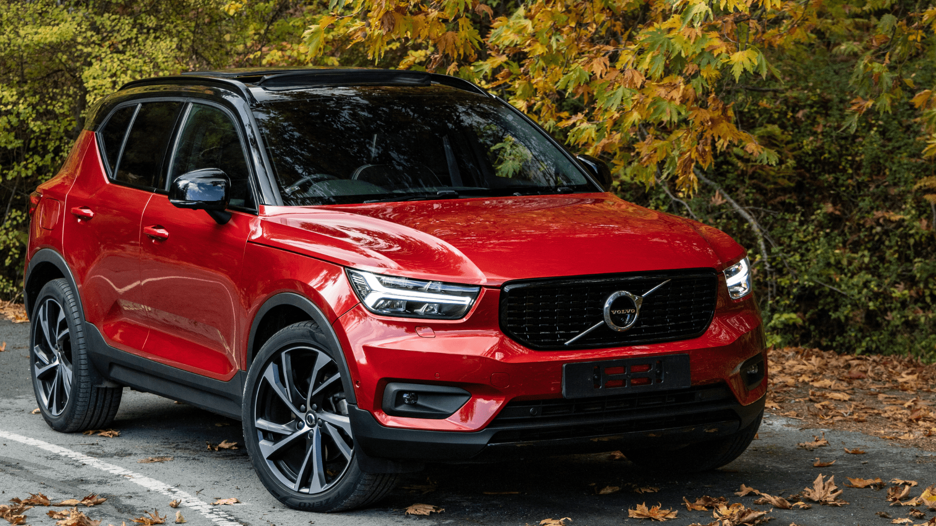 En röd bil av märket Volvo