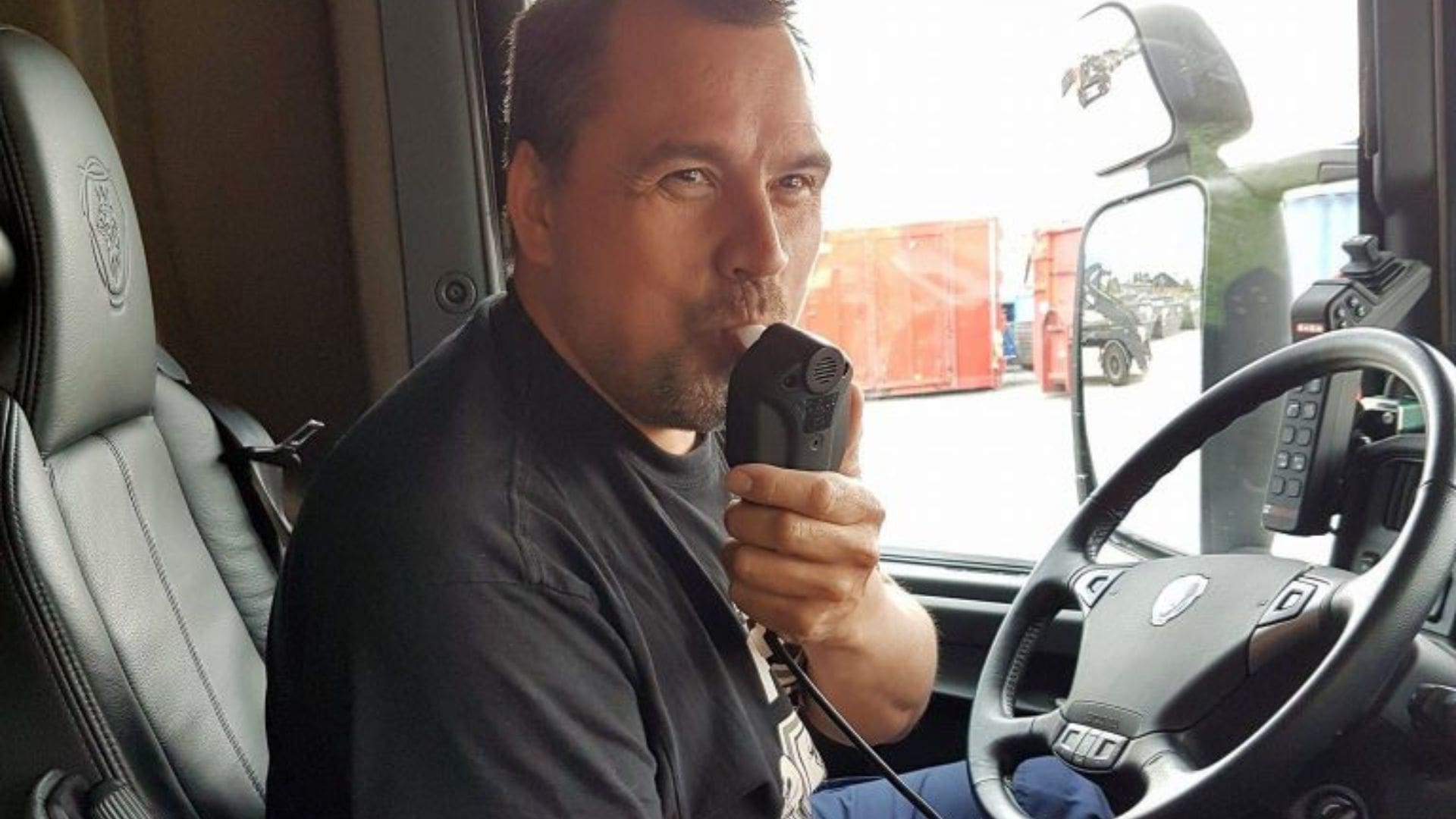 Man som blåser i NorthTracker Alkolås