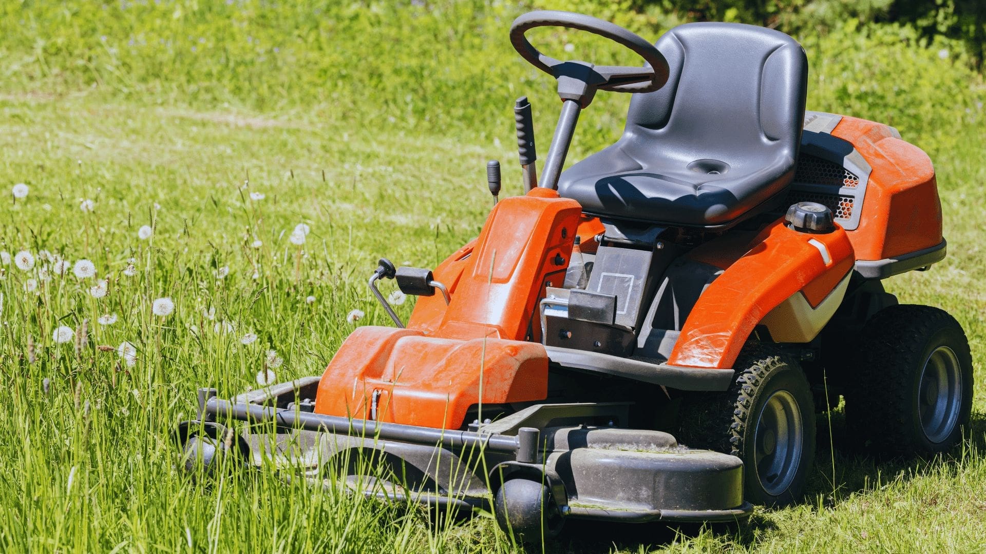 En orange åkgräsklippare