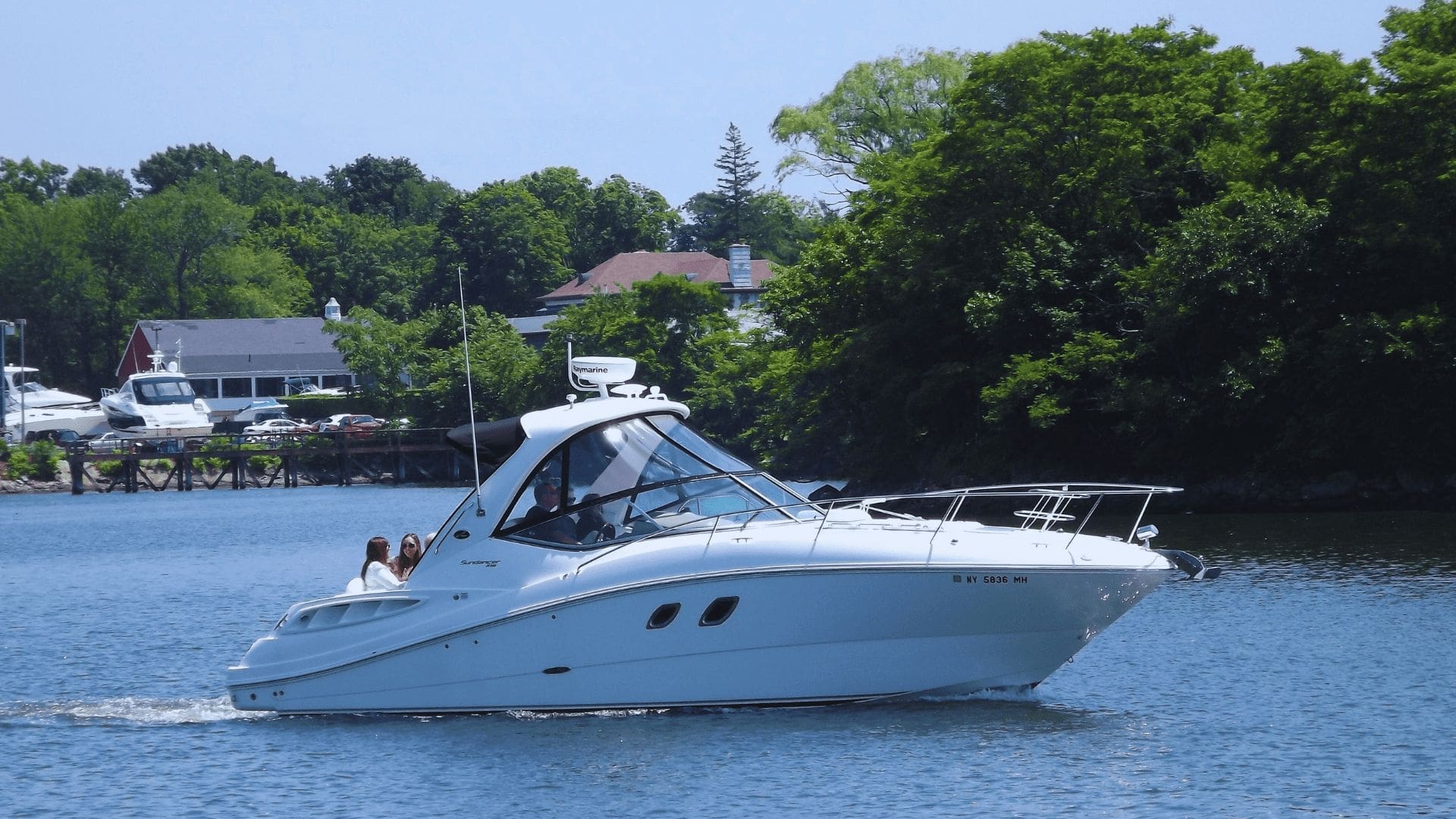 En vit motorbåt i svenskt landskap