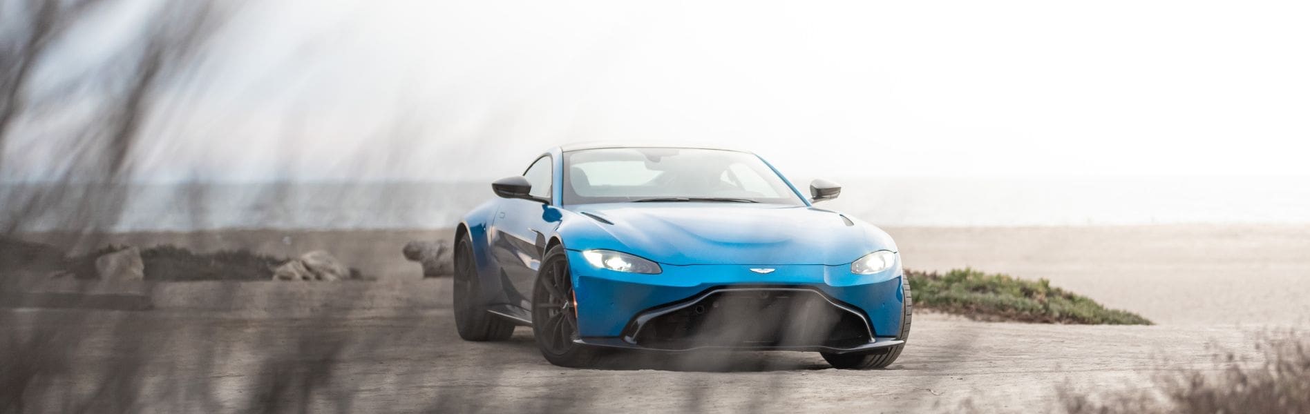 Stöldskydd för bil. En blå Aston Martin