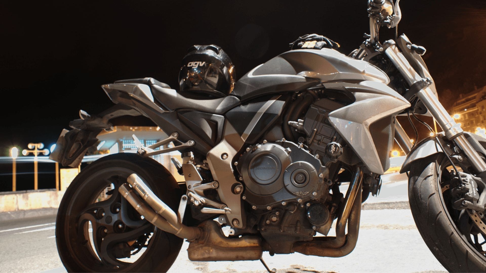 En bild på en silvergrå motorcykel