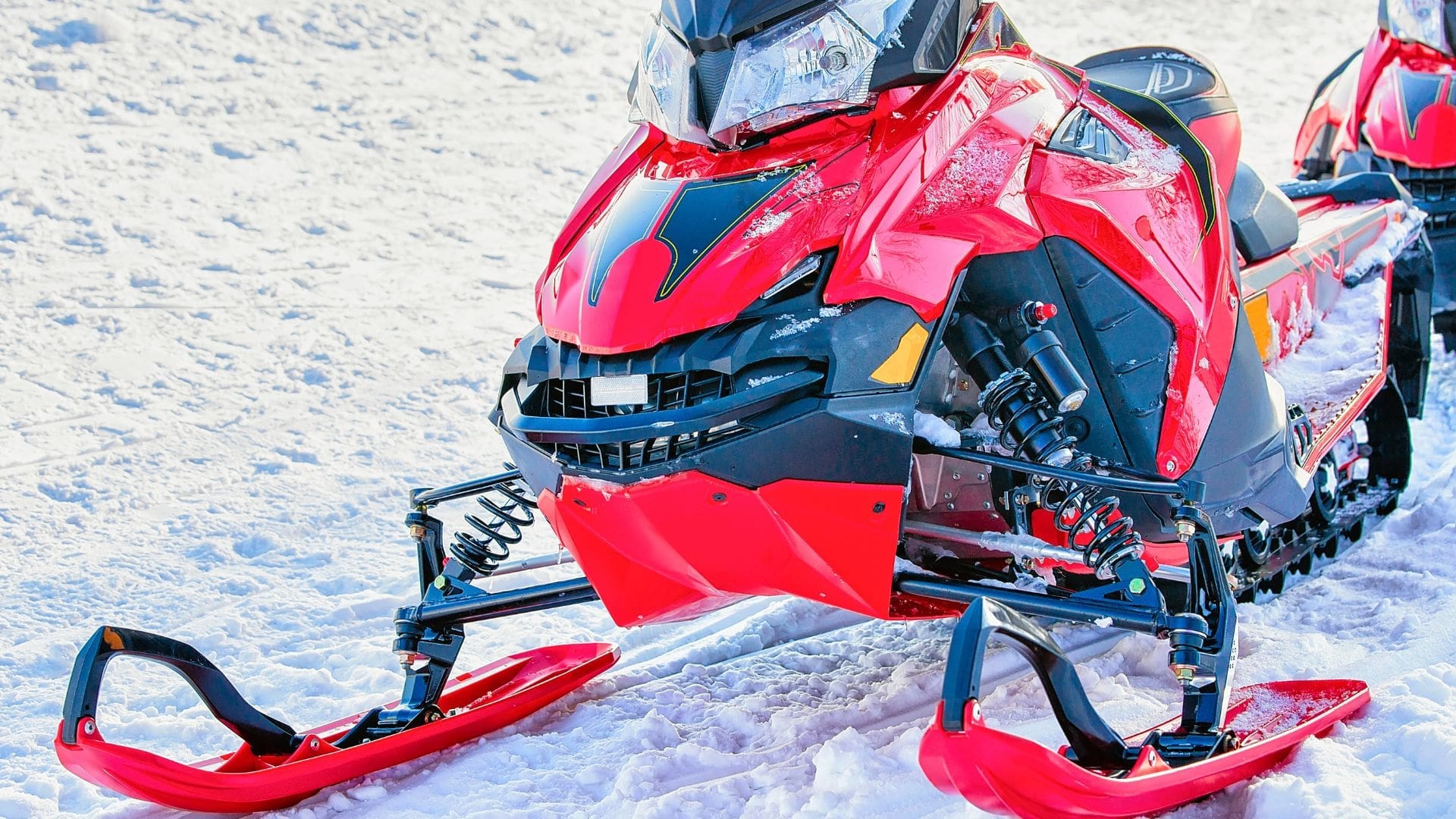 En röd snöskoter
