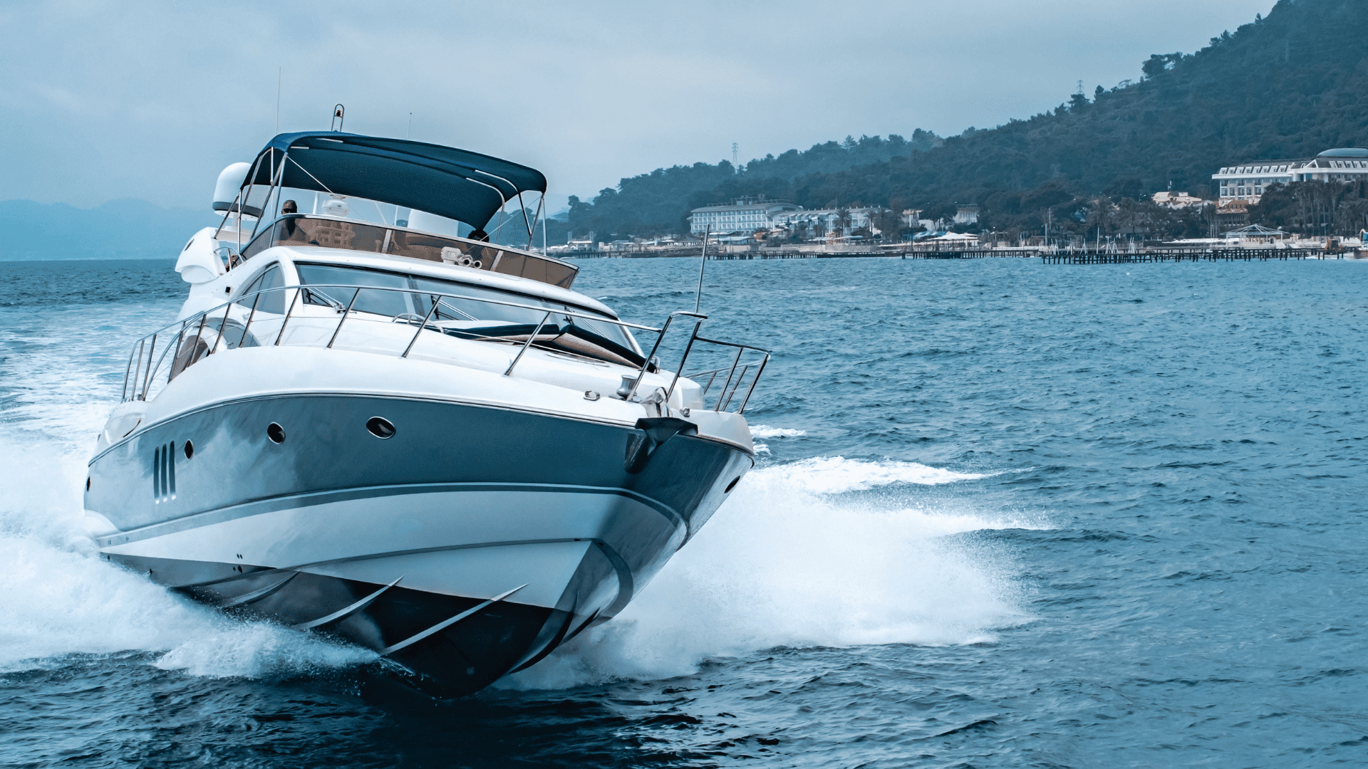 Ein Motorboot, das schnell vorfährt – und mit GPS von NorthTracker geschützt werden kann.